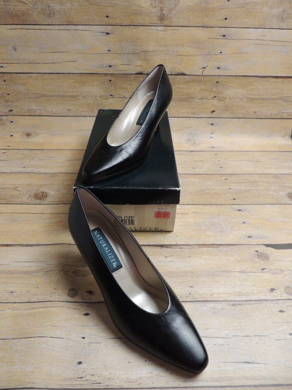 Vintage Naturalizer Anne Black Leather Almond Toe Pumps Heels Size 8 NIB